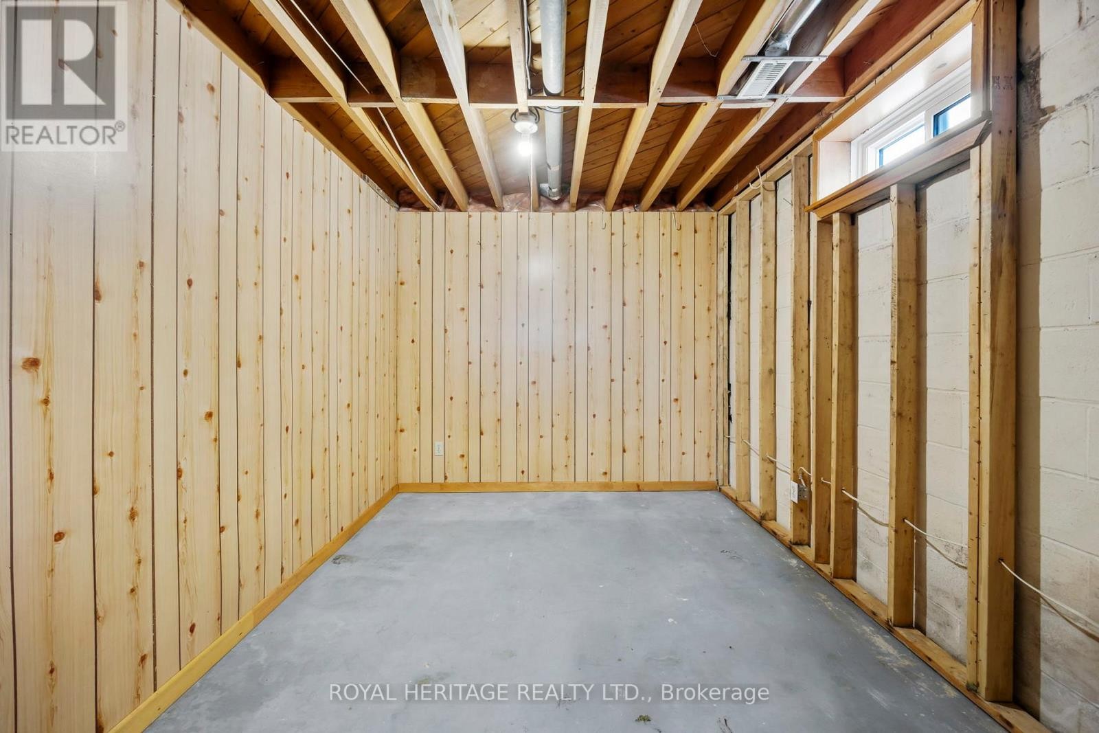 












6 SUNSET COURT

,
Kawartha Lakes (Lindsay),




Ontario
K9V2S1

