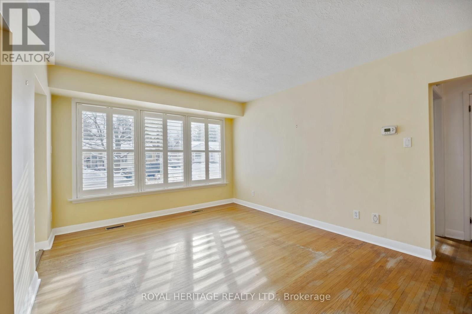 












6 SUNSET COURT

,
Kawartha Lakes (Lindsay),




Ontario
K9V2S1

