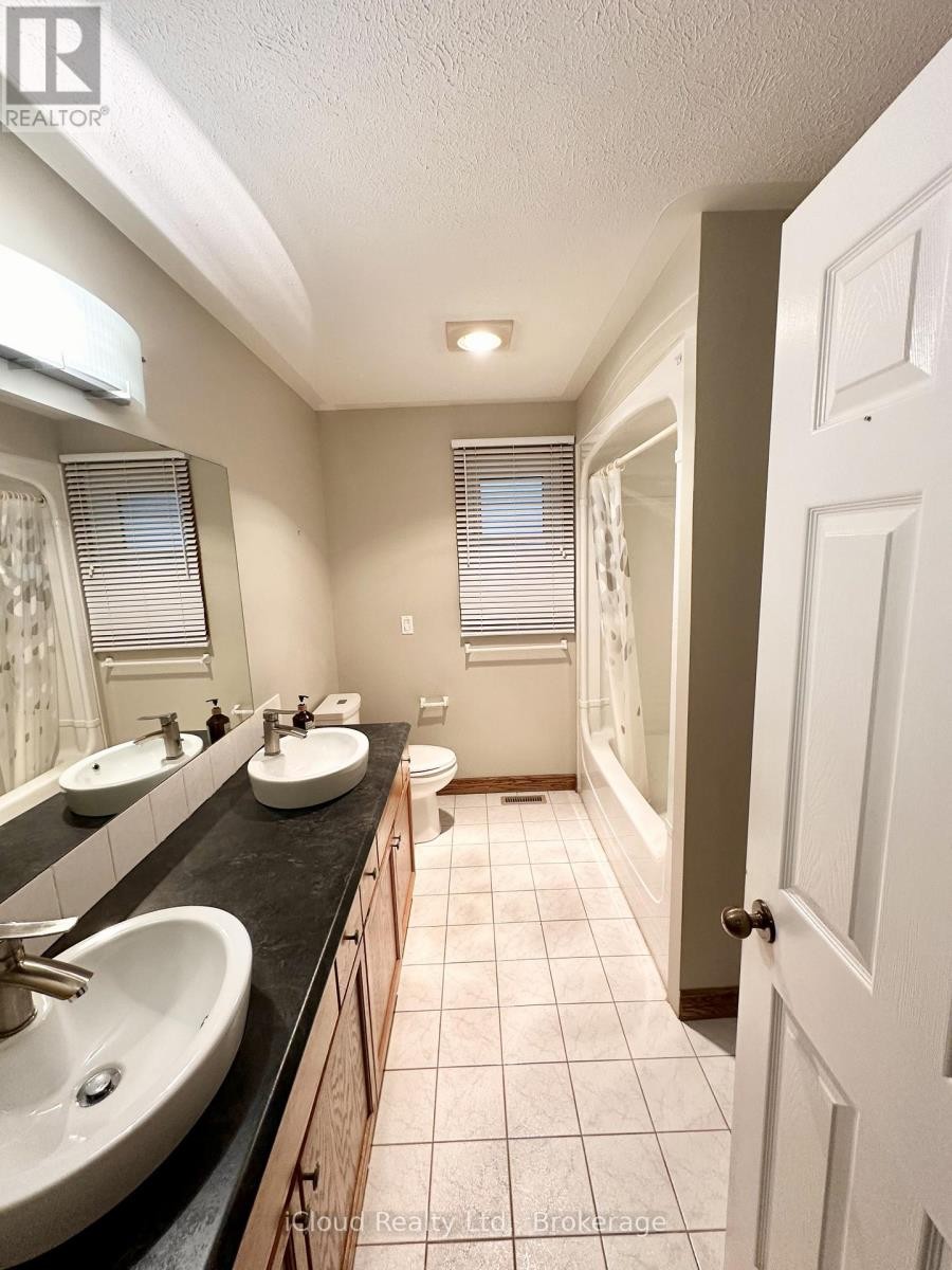 












86 GLENDALE DRIVE E

,
Tillsonburg,




Ontario
N4G1J7

