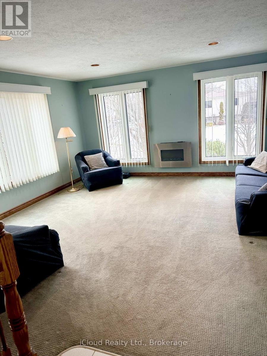 












86 GLENDALE DRIVE E

,
Tillsonburg,




Ontario
N4G1J7

