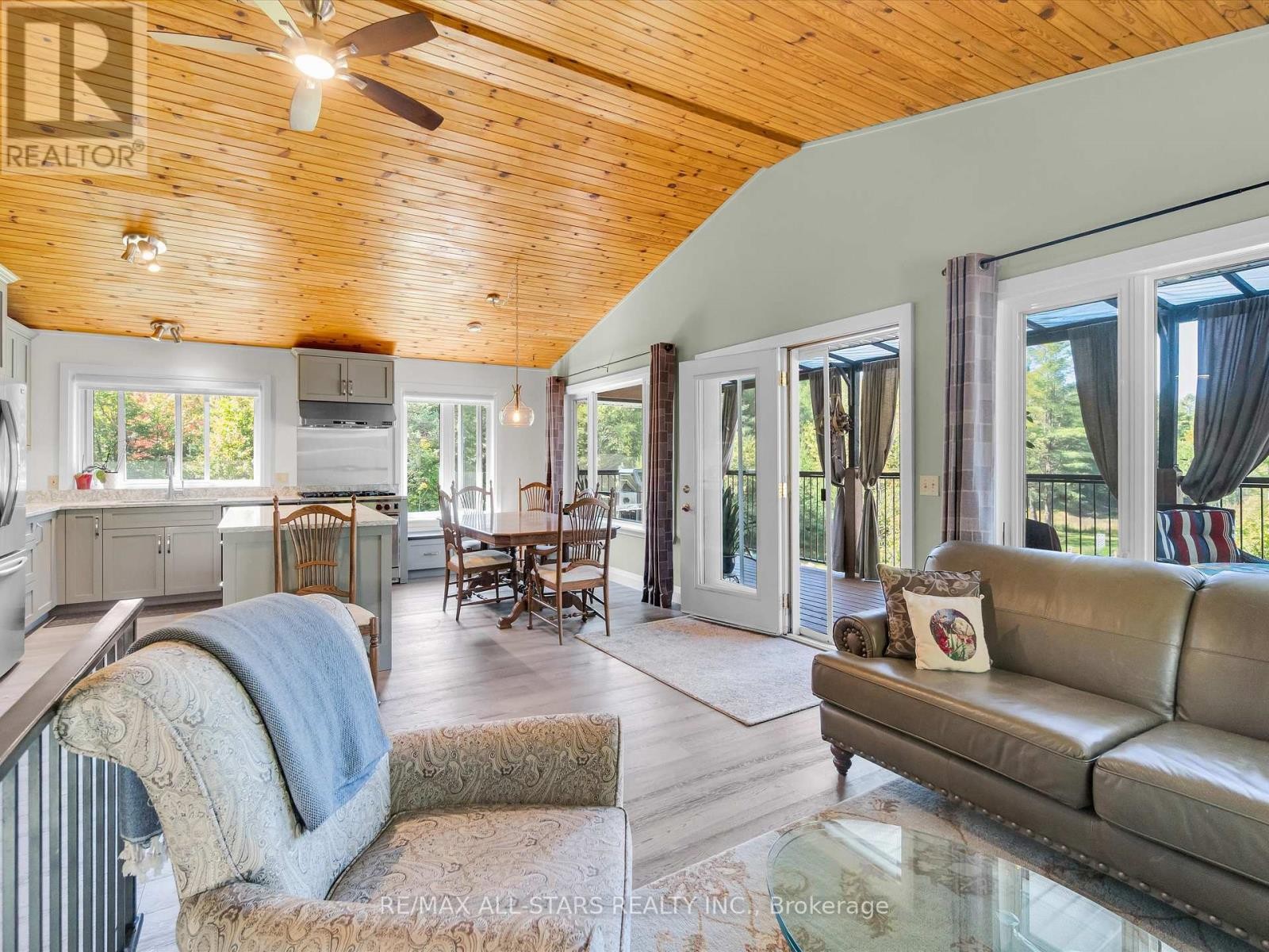 












1435 FALKENBURG ROAD

,
Muskoka Lakes (Monck (Muskoka Lakes)),




Ontario
P1L1X4

