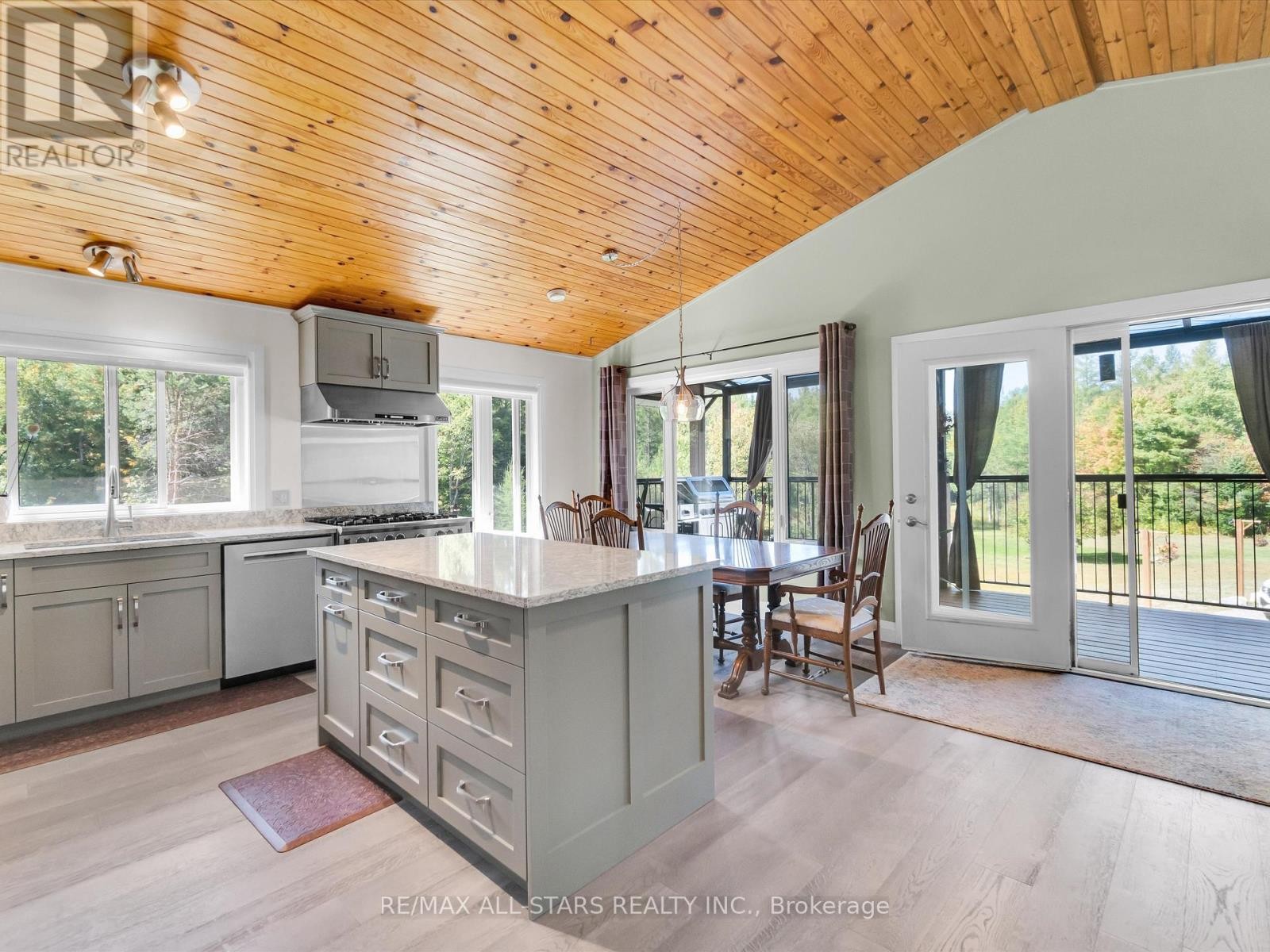 












1435 FALKENBURG ROAD

,
Muskoka Lakes (Monck (Muskoka Lakes)),




Ontario
P1L1X4

