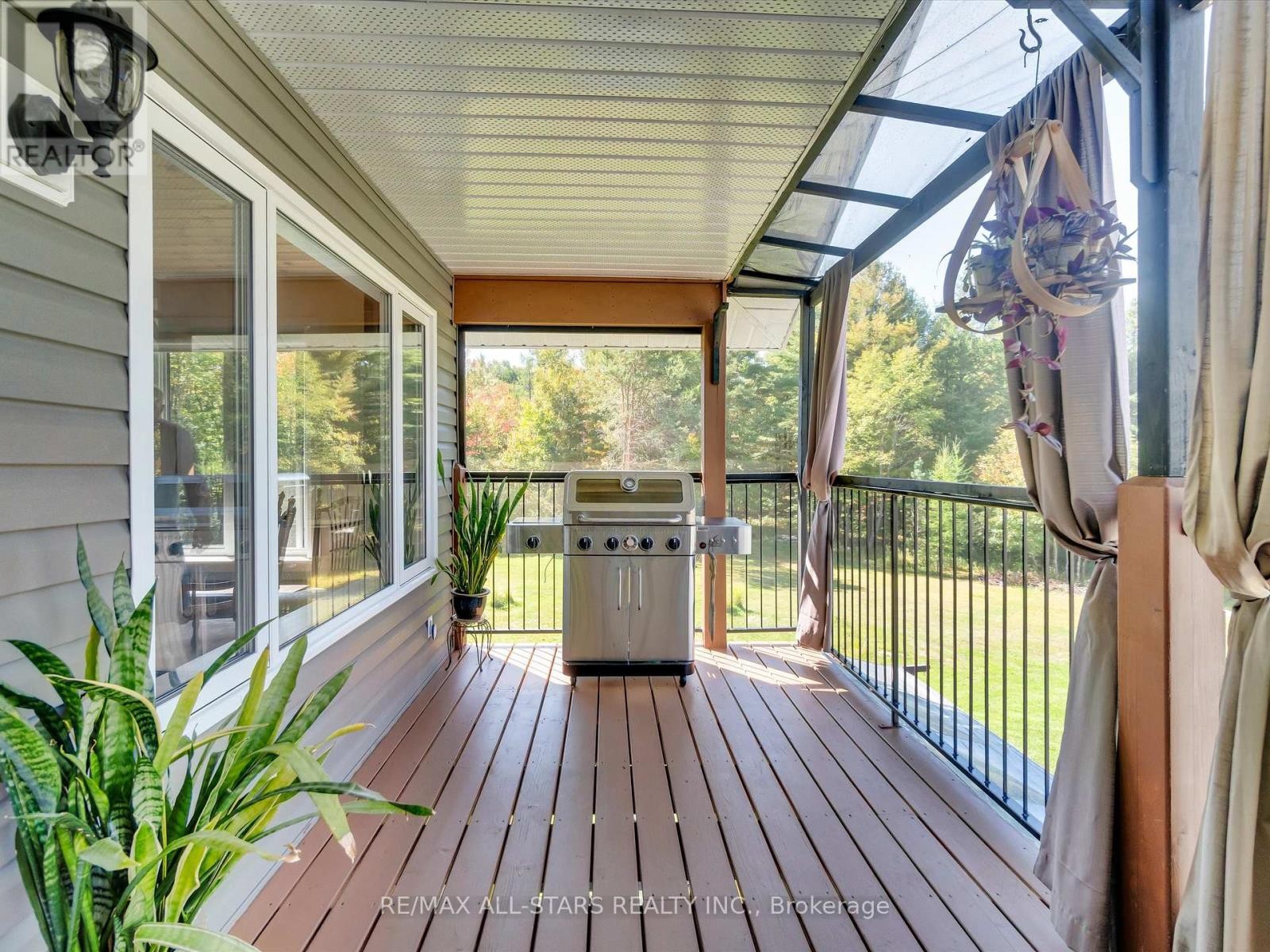 












1435 FALKENBURG ROAD

,
Muskoka Lakes (Monck (Muskoka Lakes)),




Ontario
P1L1X4

