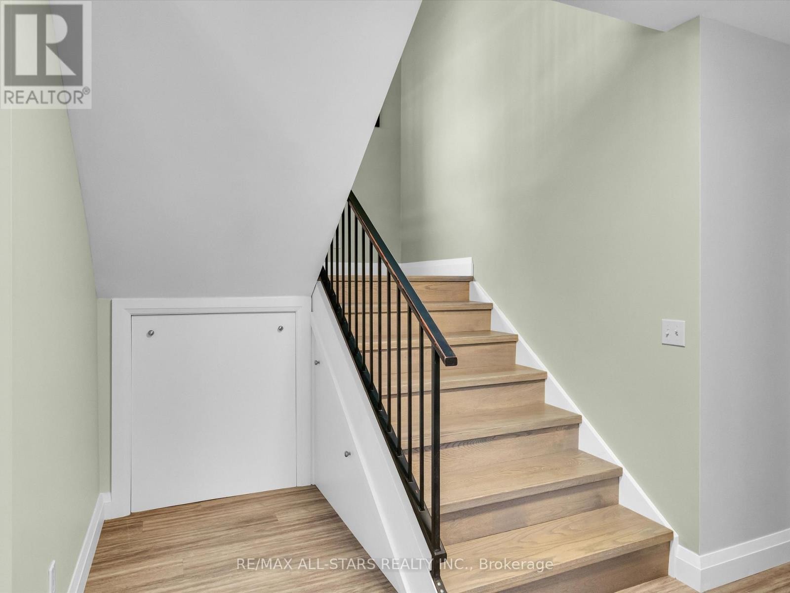 












1435 FALKENBURG ROAD

,
Muskoka Lakes (Monck (Muskoka Lakes)),




Ontario
P1L1X4

