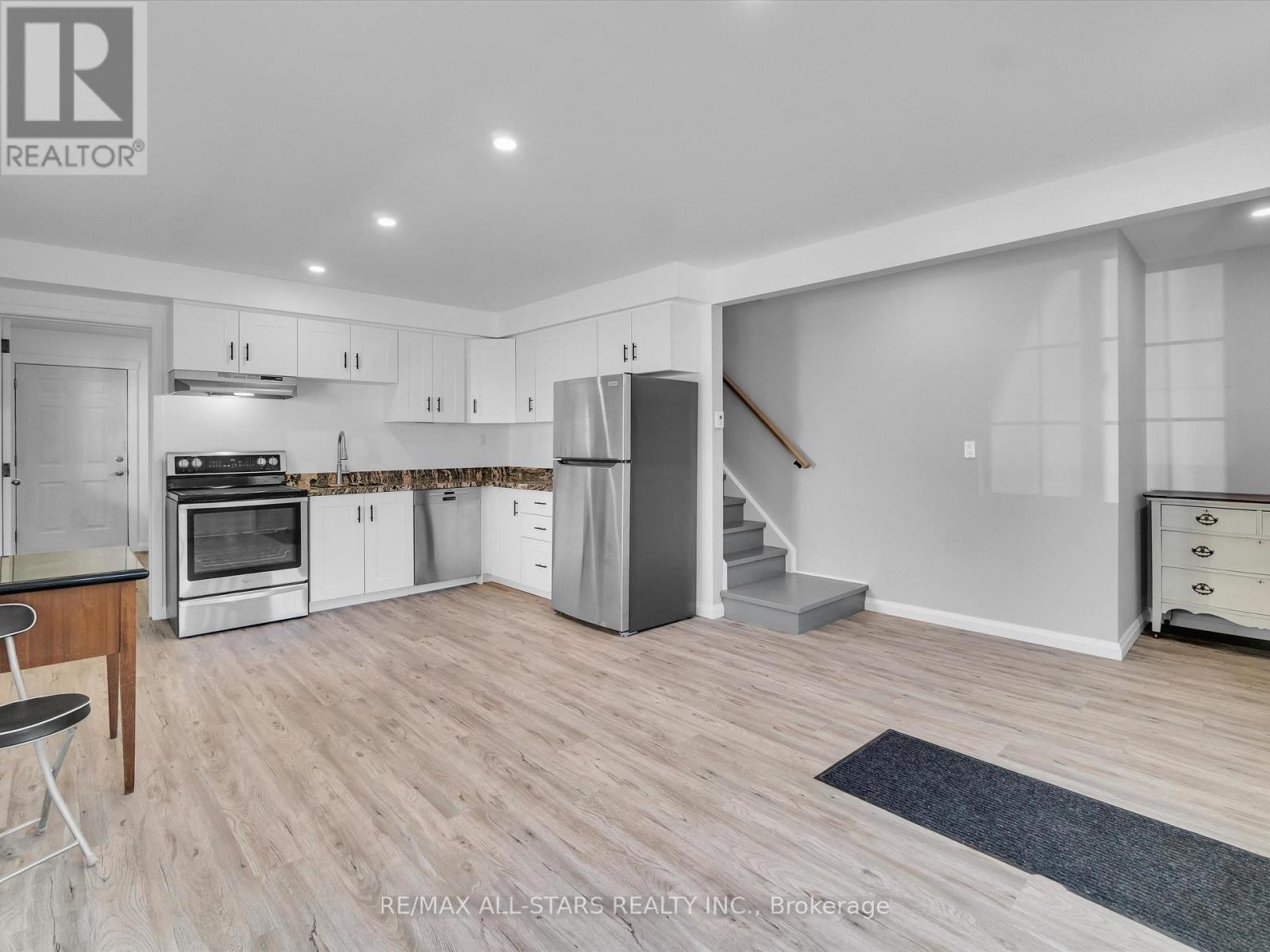 












1435 FALKENBURG ROAD

,
Muskoka Lakes (Monck (Muskoka Lakes)),




Ontario
P1L1X4

