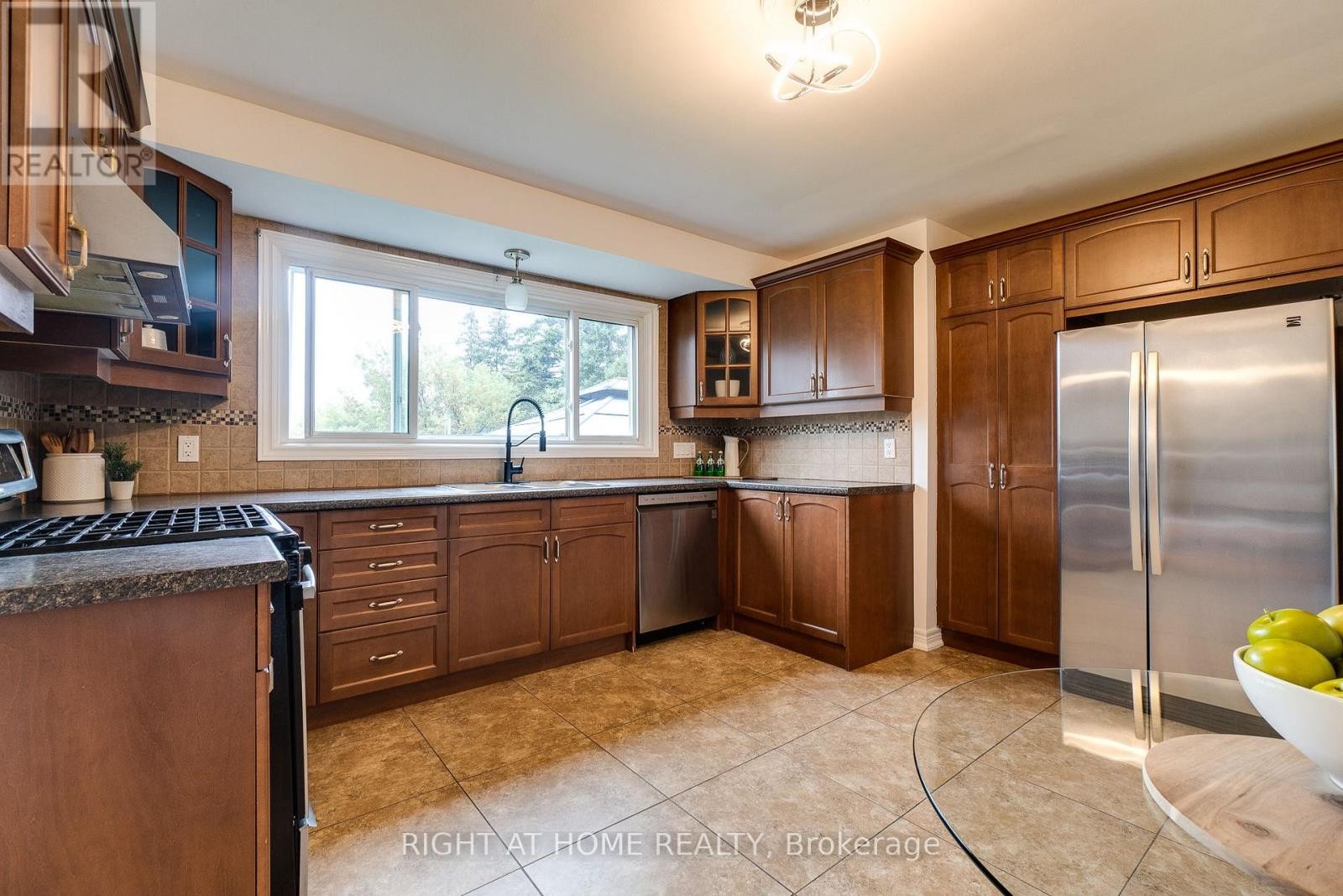 












435 PARKSIDE DRIVE

,
Hamilton (Waterdown),




Ontario
L8B0Y6

