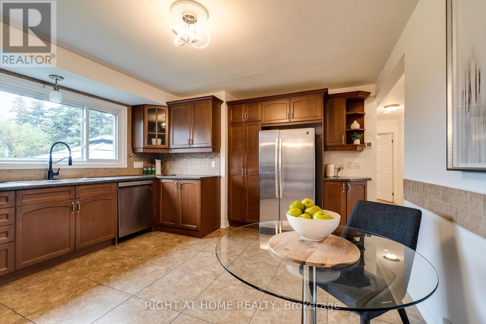 












435 PARKSIDE DRIVE

,
Hamilton (Waterdown),




Ontario
L8B0Y6

