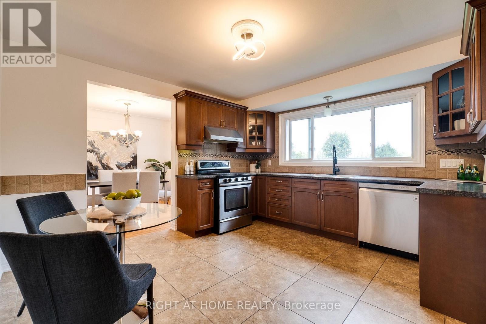 












435 PARKSIDE DRIVE

,
Hamilton (Waterdown),




Ontario
L8B0Y6

