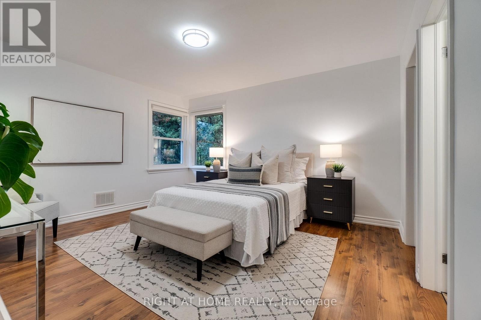 












435 PARKSIDE DRIVE

,
Hamilton (Waterdown),




Ontario
L8B0Y6

