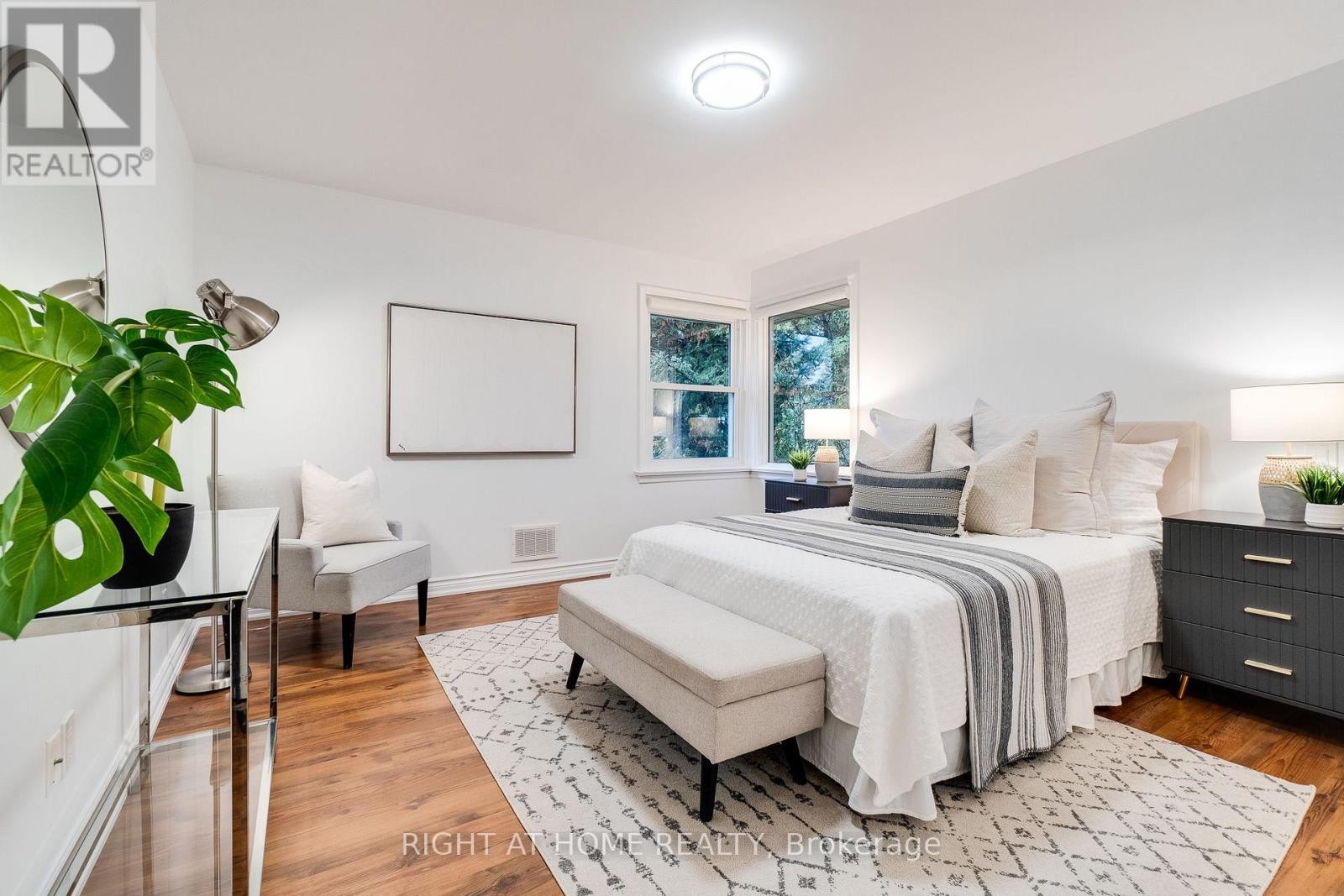 












435 PARKSIDE DRIVE

,
Hamilton (Waterdown),




Ontario
L8B0Y6

