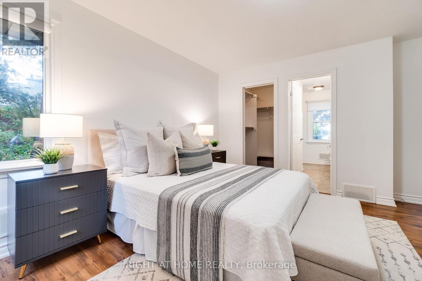 












435 PARKSIDE DRIVE

,
Hamilton (Waterdown),




Ontario
L8B0Y6

