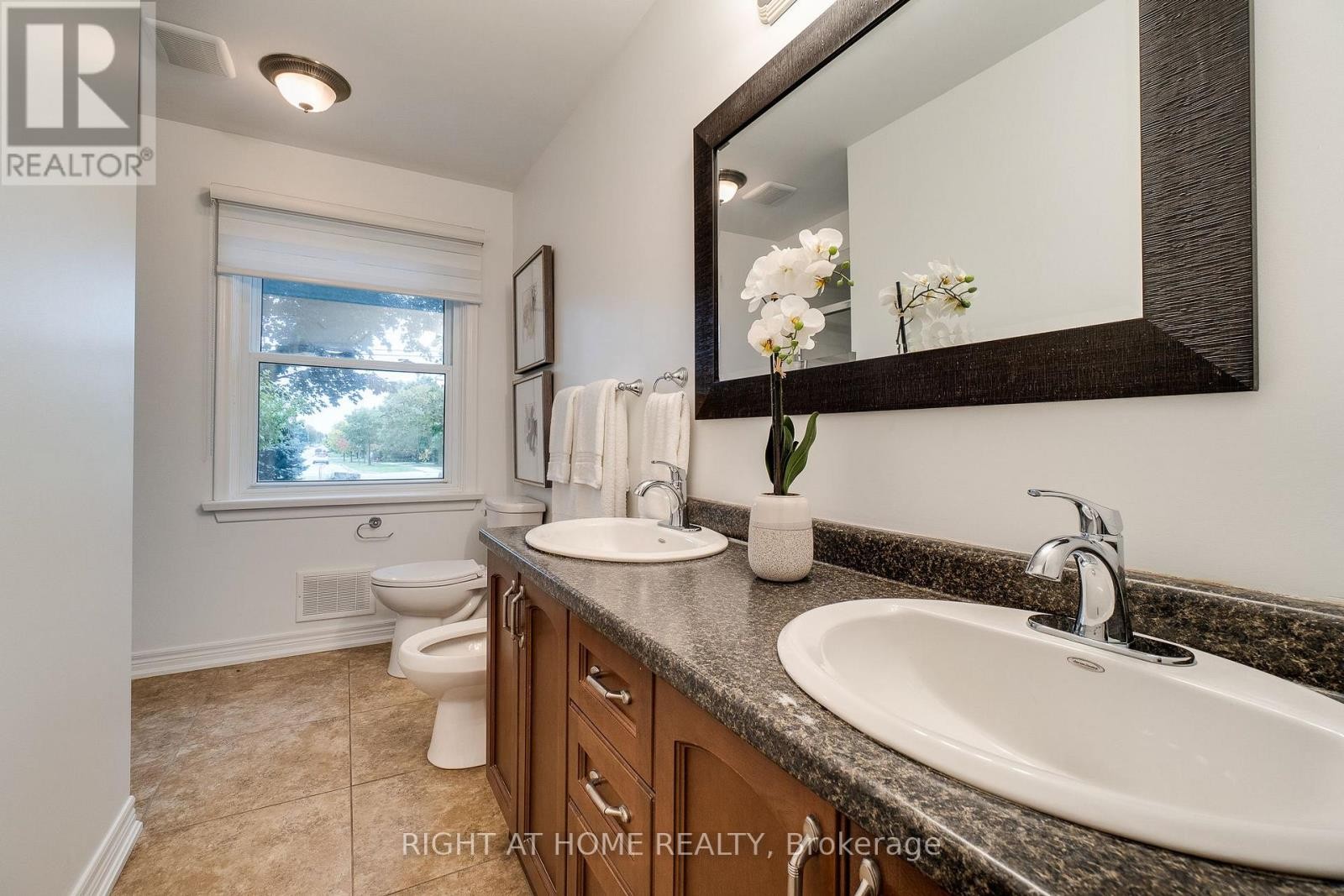 












435 PARKSIDE DRIVE

,
Hamilton (Waterdown),




Ontario
L8B0Y6

