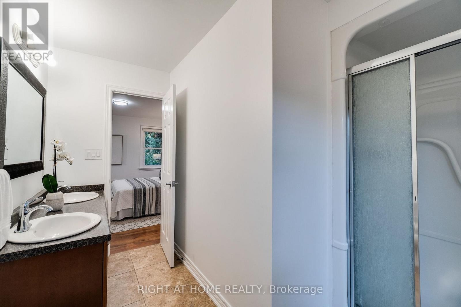 












435 PARKSIDE DRIVE

,
Hamilton (Waterdown),




Ontario
L8B0Y6

