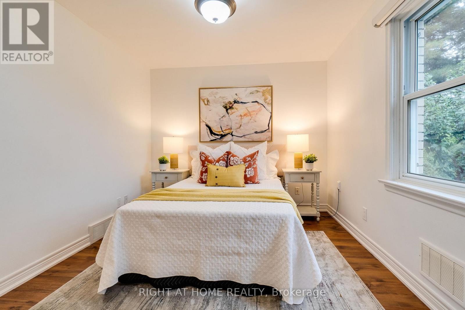 












435 PARKSIDE DRIVE

,
Hamilton (Waterdown),




Ontario
L8B0Y6

