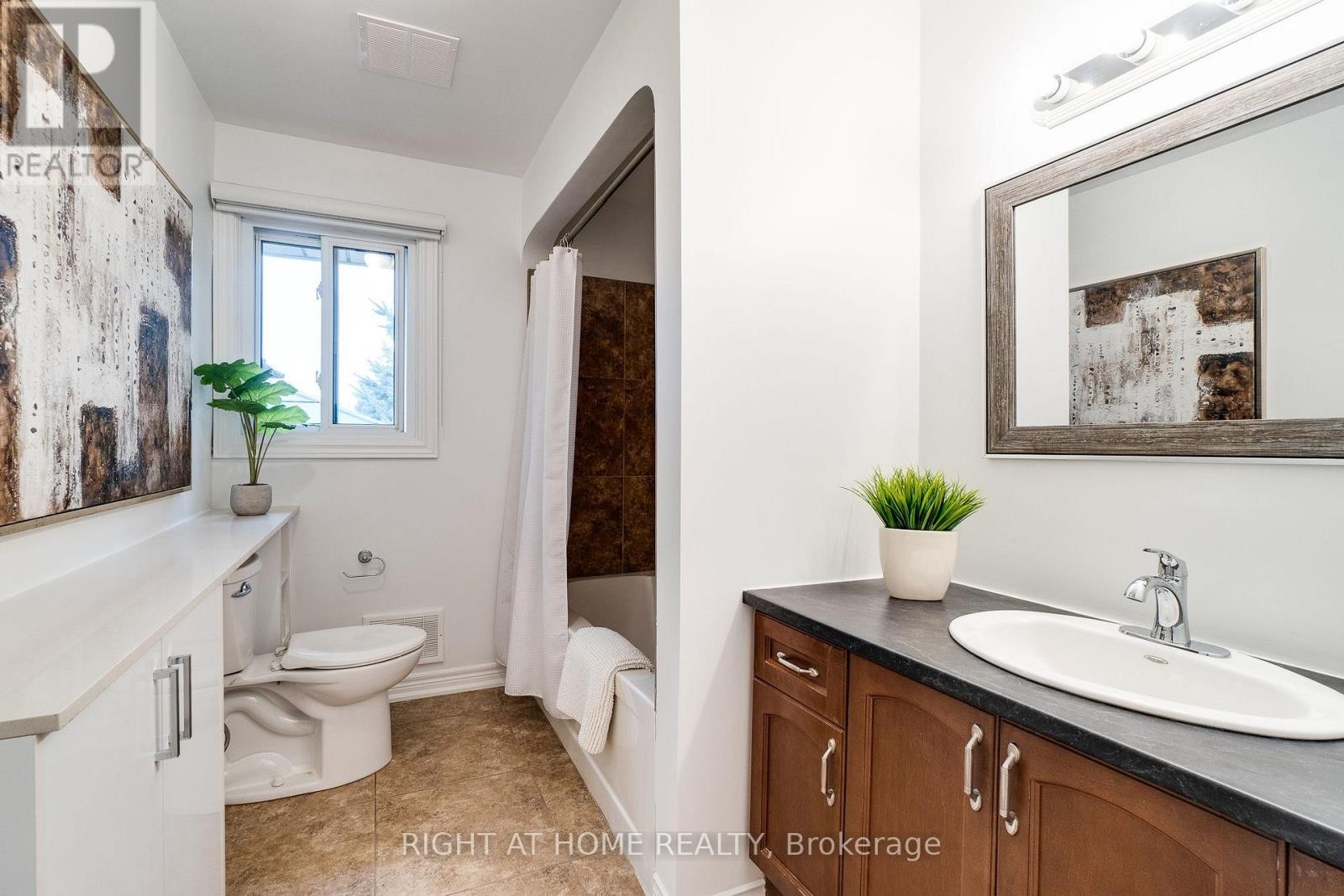 












435 PARKSIDE DRIVE

,
Hamilton (Waterdown),




Ontario
L8B0Y6

