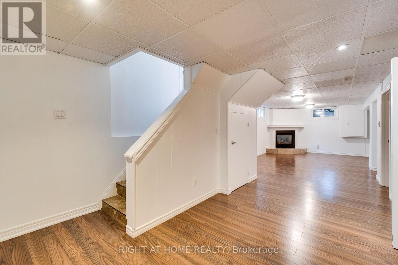 












435 PARKSIDE DRIVE

,
Hamilton (Waterdown),




Ontario
L8B0Y6

