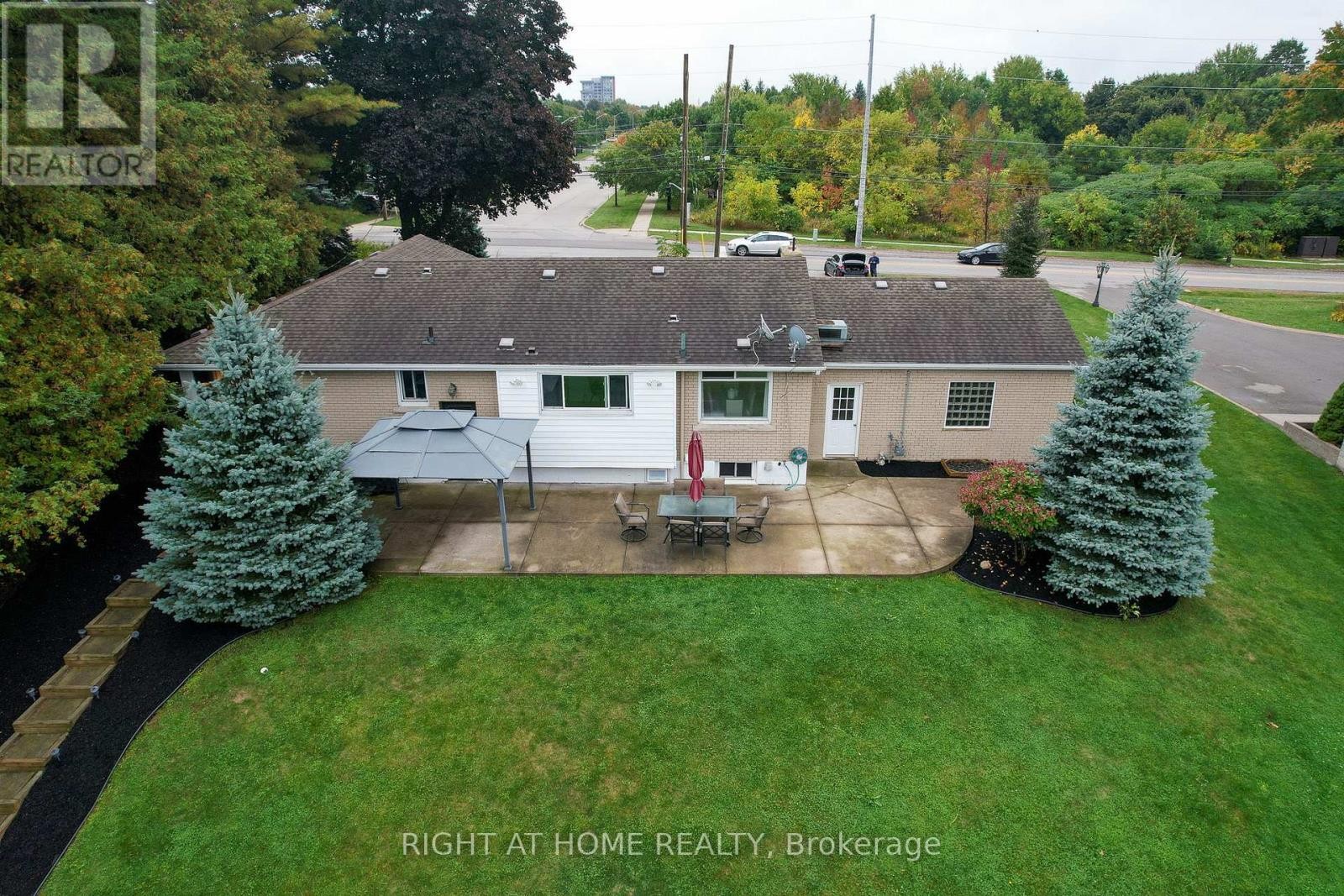 












435 PARKSIDE DRIVE

,
Hamilton (Waterdown),




Ontario
L8B0Y6

