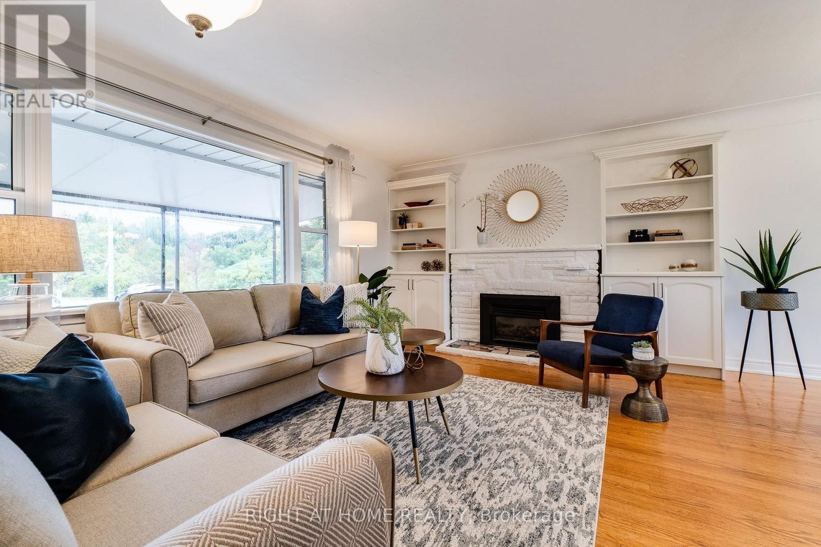 












435 PARKSIDE DRIVE

,
Hamilton (Waterdown),




Ontario
L8B0Y6

