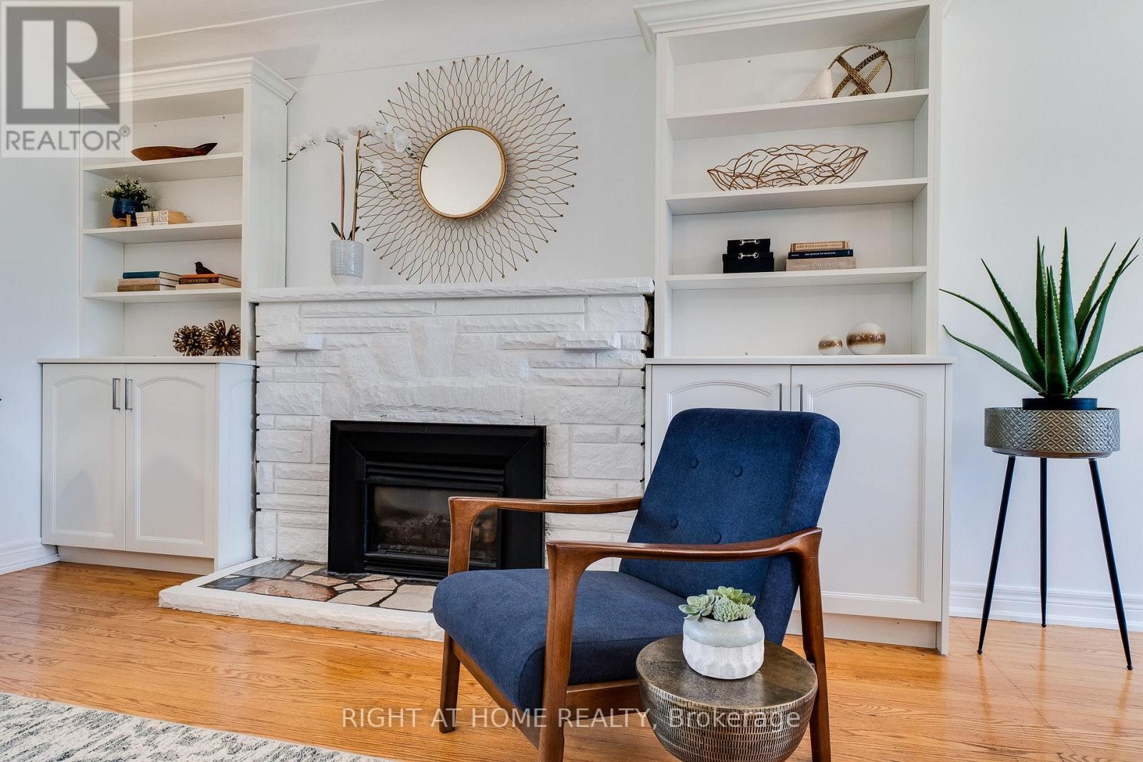 












435 PARKSIDE DRIVE

,
Hamilton (Waterdown),




Ontario
L8B0Y6

