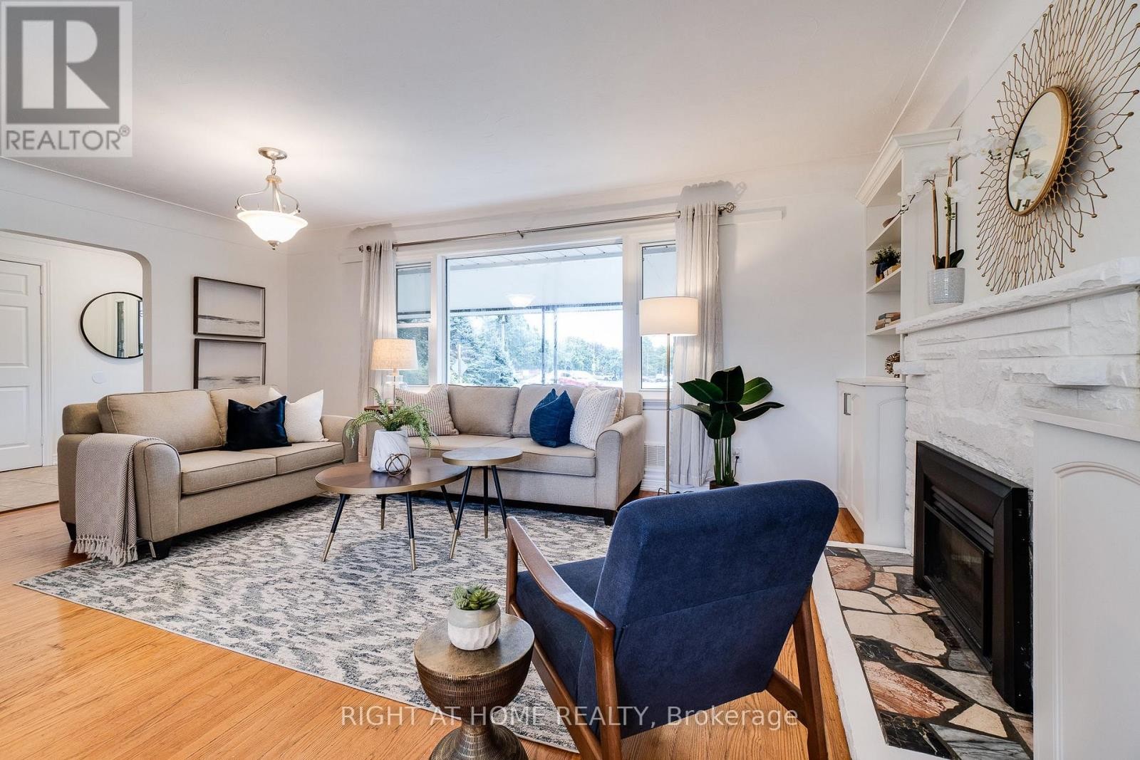 












435 PARKSIDE DRIVE

,
Hamilton (Waterdown),




Ontario
L8B0Y6

