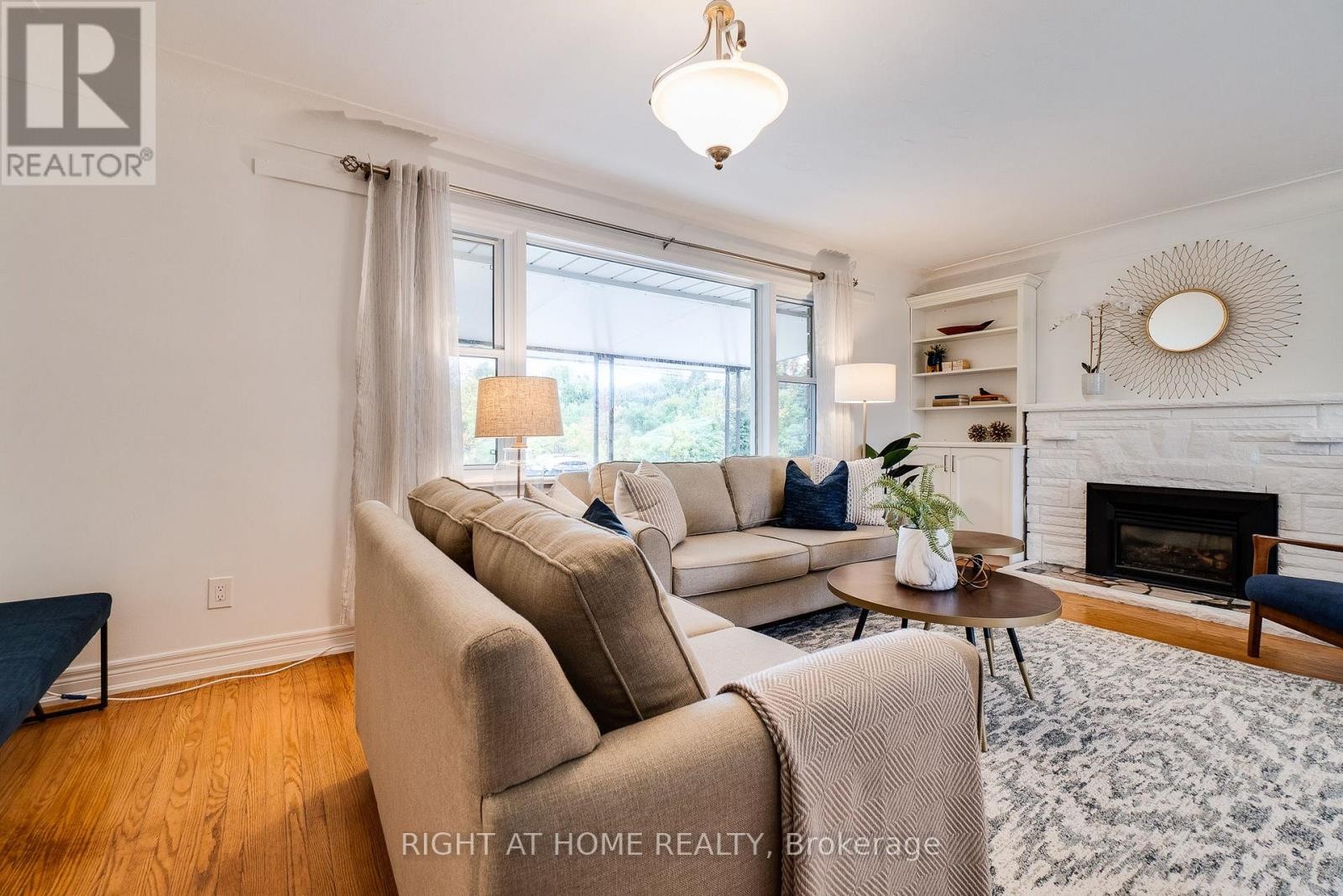 












435 PARKSIDE DRIVE

,
Hamilton (Waterdown),




Ontario
L8B0Y6

