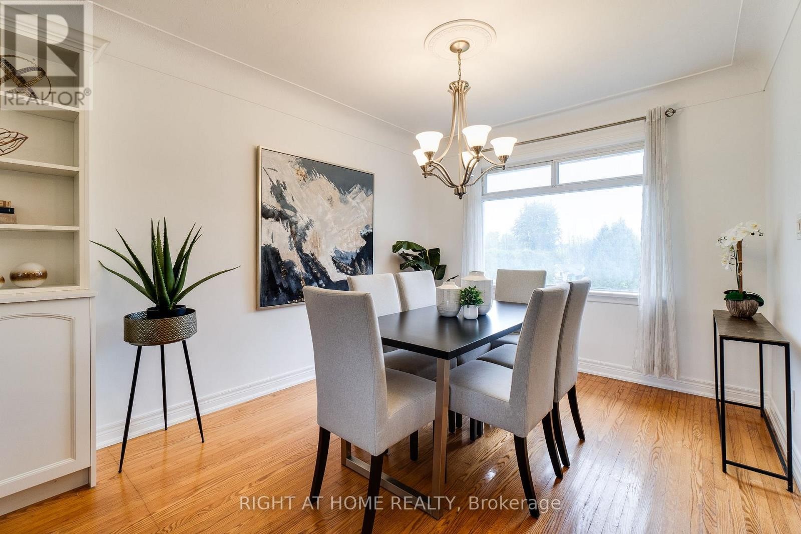 












435 PARKSIDE DRIVE

,
Hamilton (Waterdown),




Ontario
L8B0Y6

