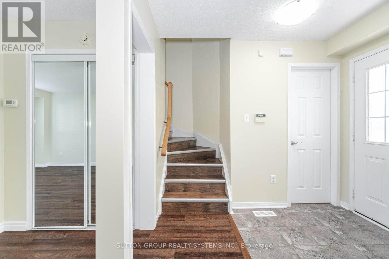 












UPPER - 148 OSBORN AVENUE

,
Brantford,




Ontario
N3T6S1

