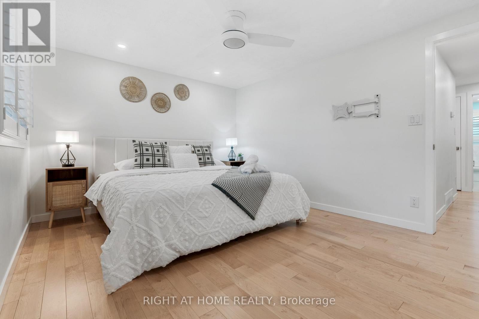 












11 NICKEL STREET

,
St. Catharines (Lakeshore),




Ontario
L2M1L4

