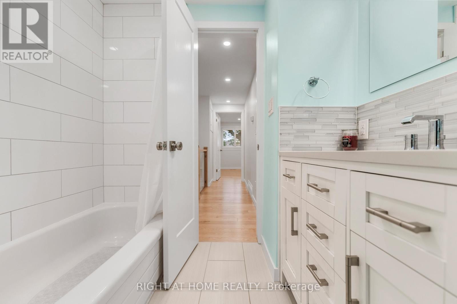 












11 NICKEL STREET

,
St. Catharines (Lakeshore),




Ontario
L2M1L4

