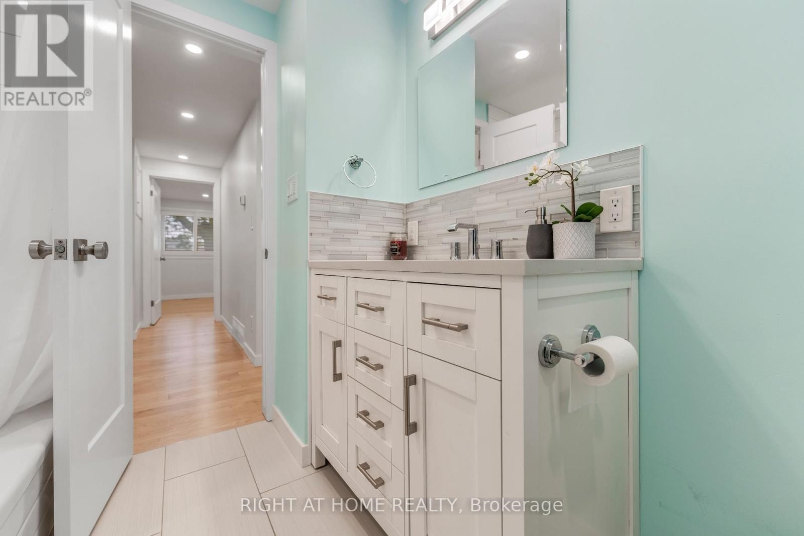 












11 NICKEL STREET

,
St. Catharines (Lakeshore),




Ontario
L2M1L4

