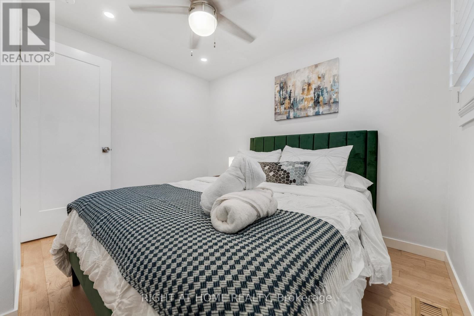 












11 NICKEL STREET

,
St. Catharines (Lakeshore),




Ontario
L2M1L4

