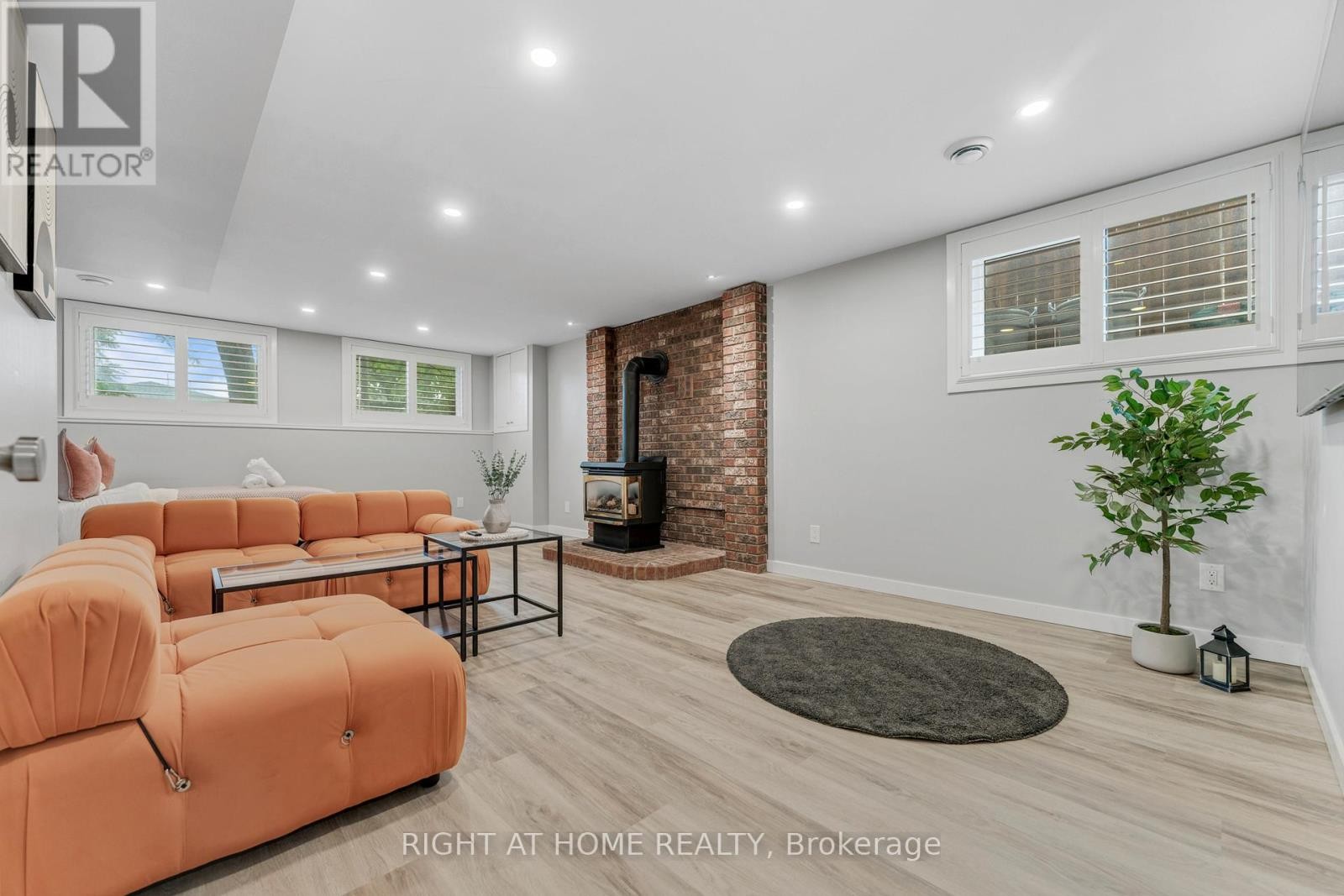 












11 NICKEL STREET

,
St. Catharines (Lakeshore),




Ontario
L2M1L4

