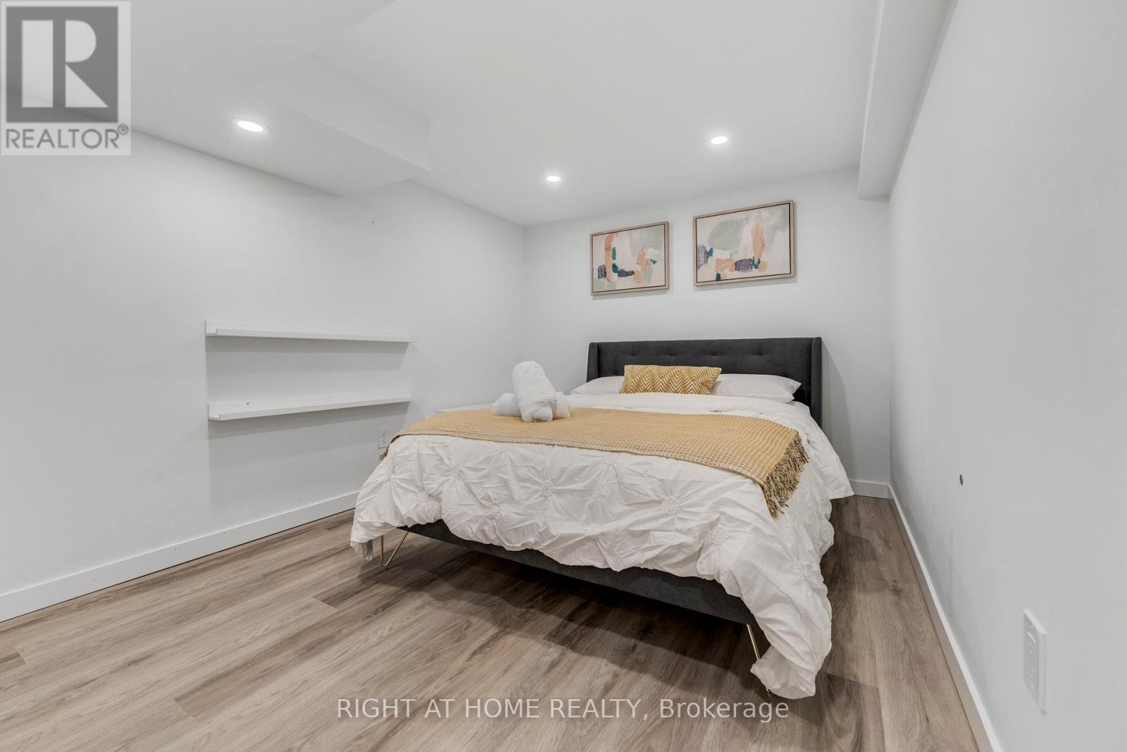 












11 NICKEL STREET

,
St. Catharines (Lakeshore),




Ontario
L2M1L4

