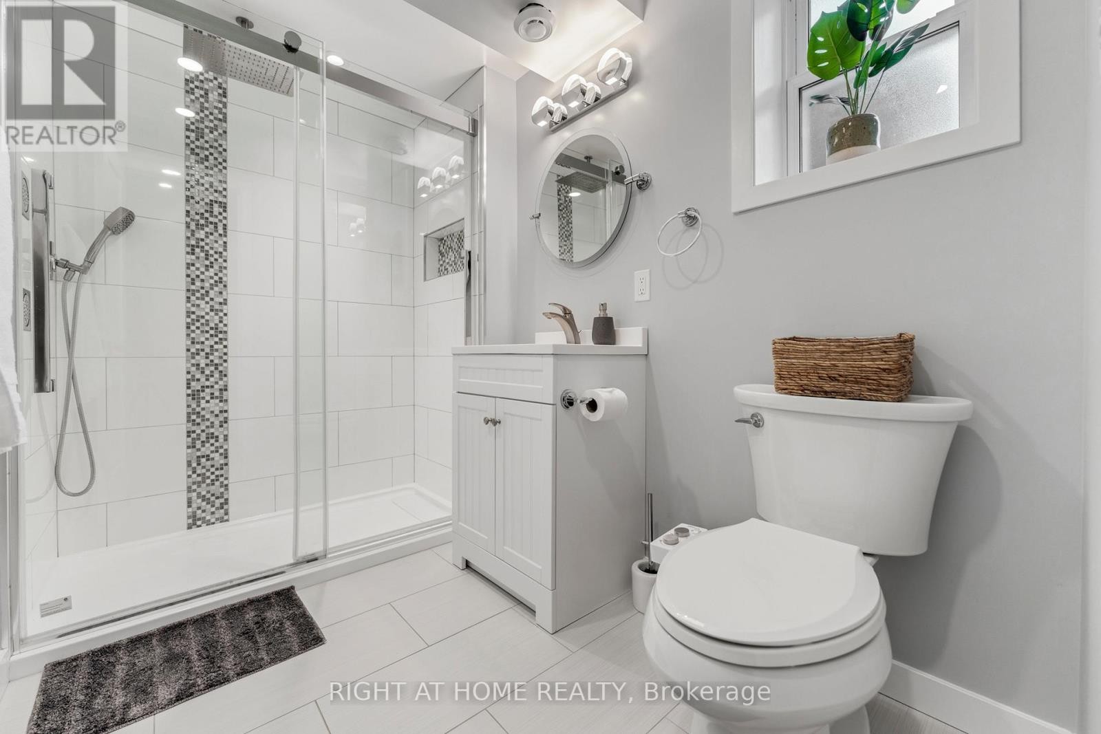 












11 NICKEL STREET

,
St. Catharines (Lakeshore),




Ontario
L2M1L4

