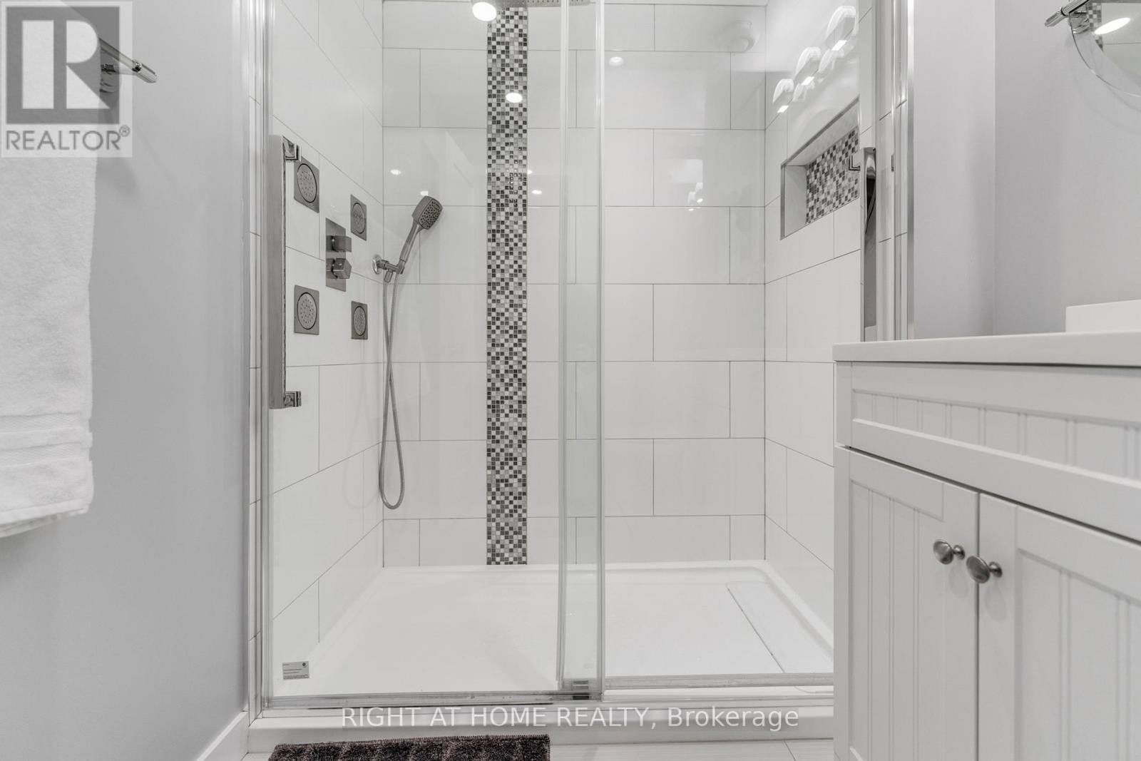 












11 NICKEL STREET

,
St. Catharines (Lakeshore),




Ontario
L2M1L4

