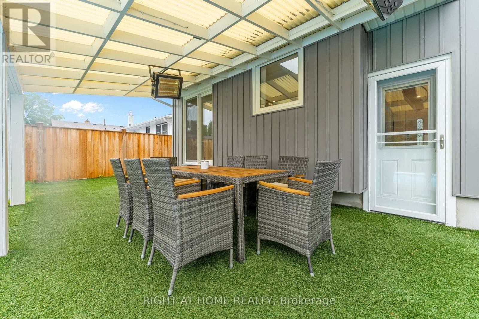 












11 NICKEL STREET

,
St. Catharines (Lakeshore),




Ontario
L2M1L4

