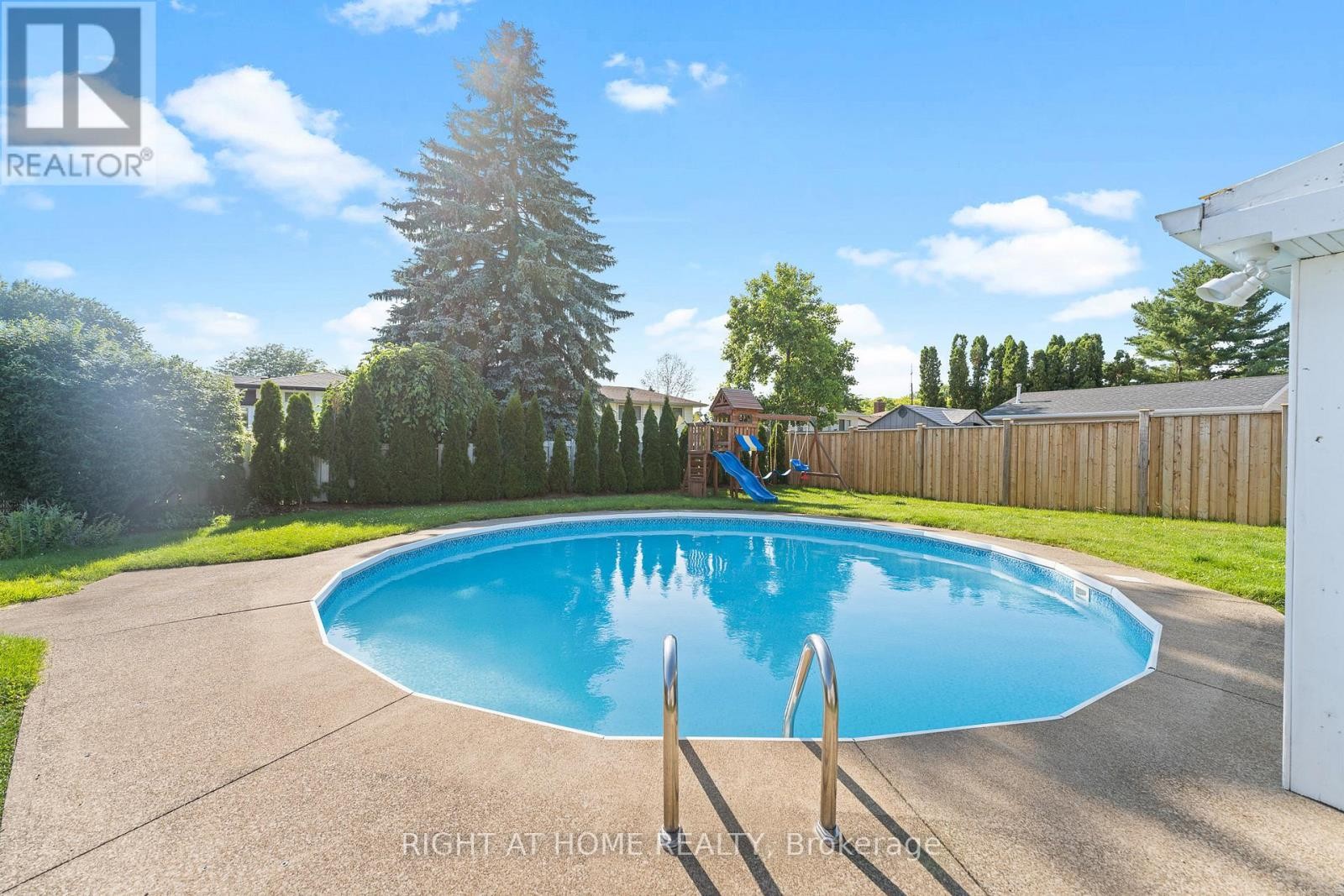 












11 NICKEL STREET

,
St. Catharines (Lakeshore),




Ontario
L2M1L4

