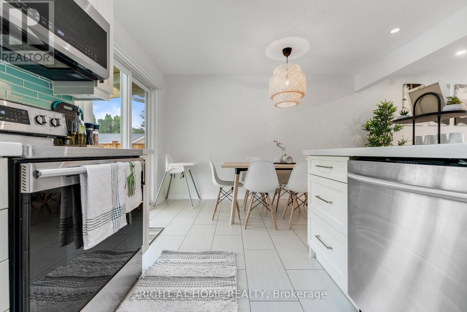 












11 NICKEL STREET

,
St. Catharines (Lakeshore),




Ontario
L2M1L4

