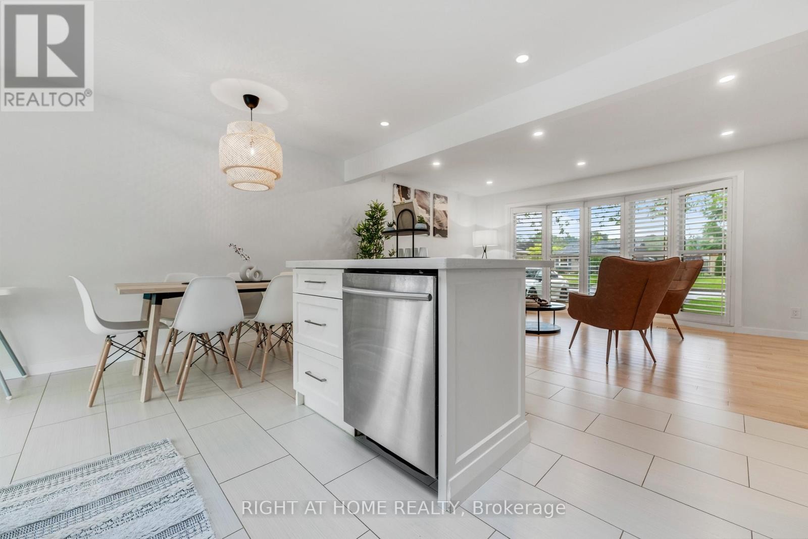 












11 NICKEL STREET

,
St. Catharines (Lakeshore),




Ontario
L2M1L4

