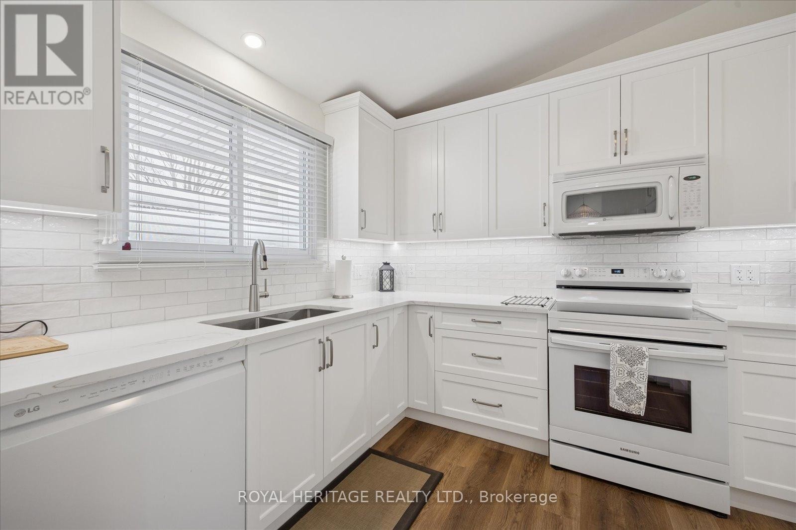 












11 WILLOW DRIVE

,
Belleville (Belleville Ward),




Ontario
K8N1X1

