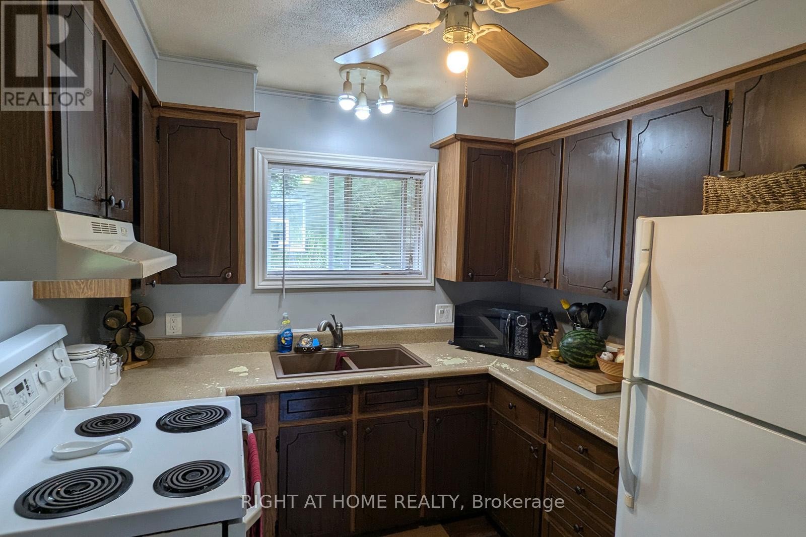 












524 BALSAM CHUTES ROAD

,
Huntsville (Stephenson),




Ontario
P0B1L0

