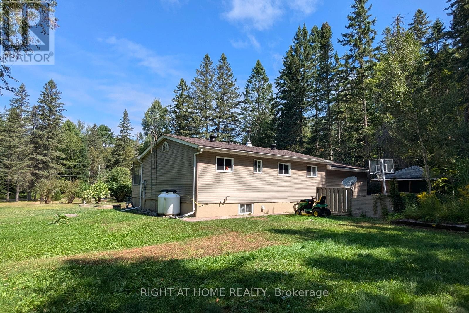 












524 BALSAM CHUTES ROAD

,
Huntsville (Stephenson),




Ontario
P0B1L0

