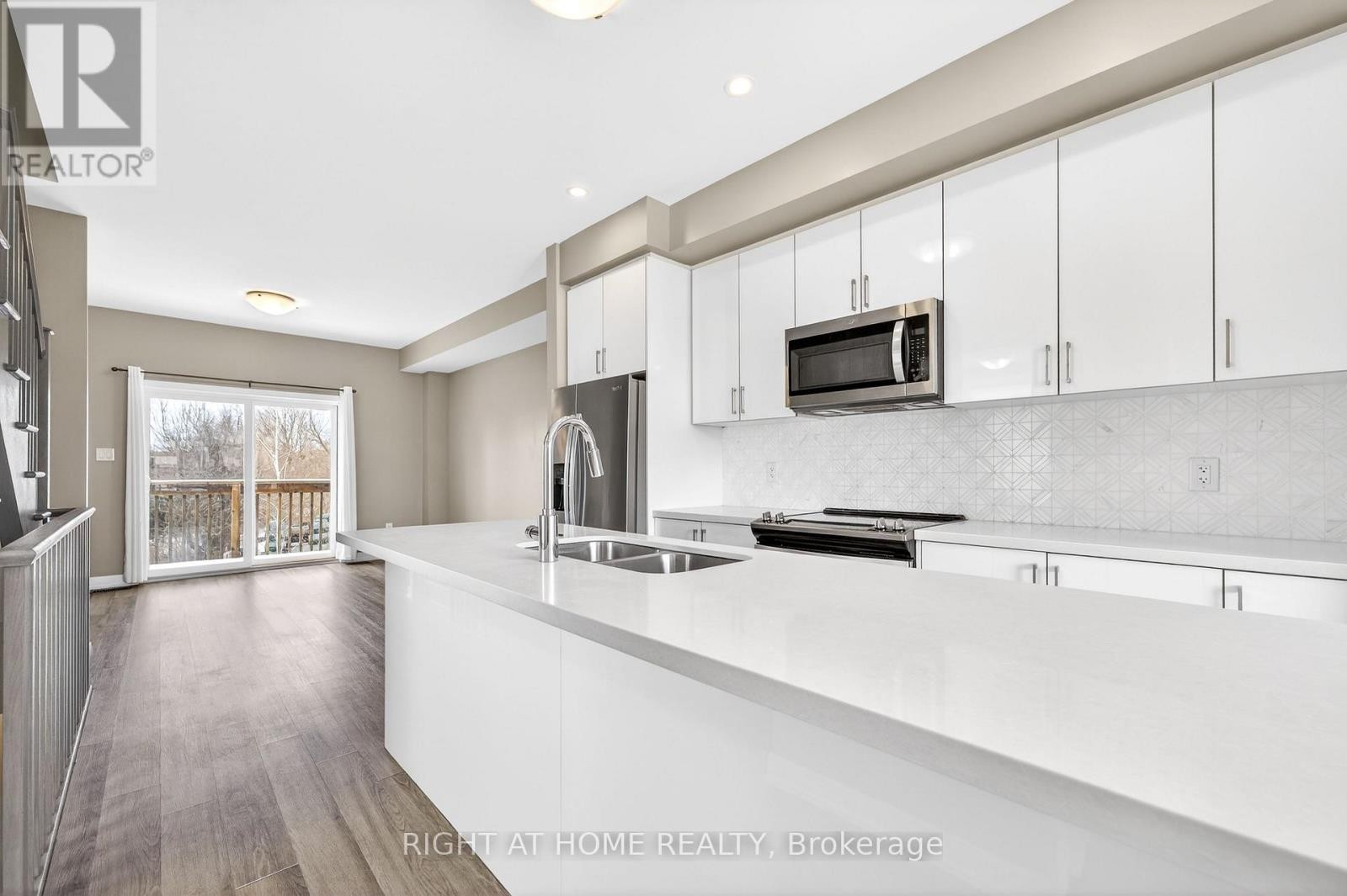 












48 MARKLE CRESCENT

,
Hamilton (Ancaster),




Ontario
L9G0H3

