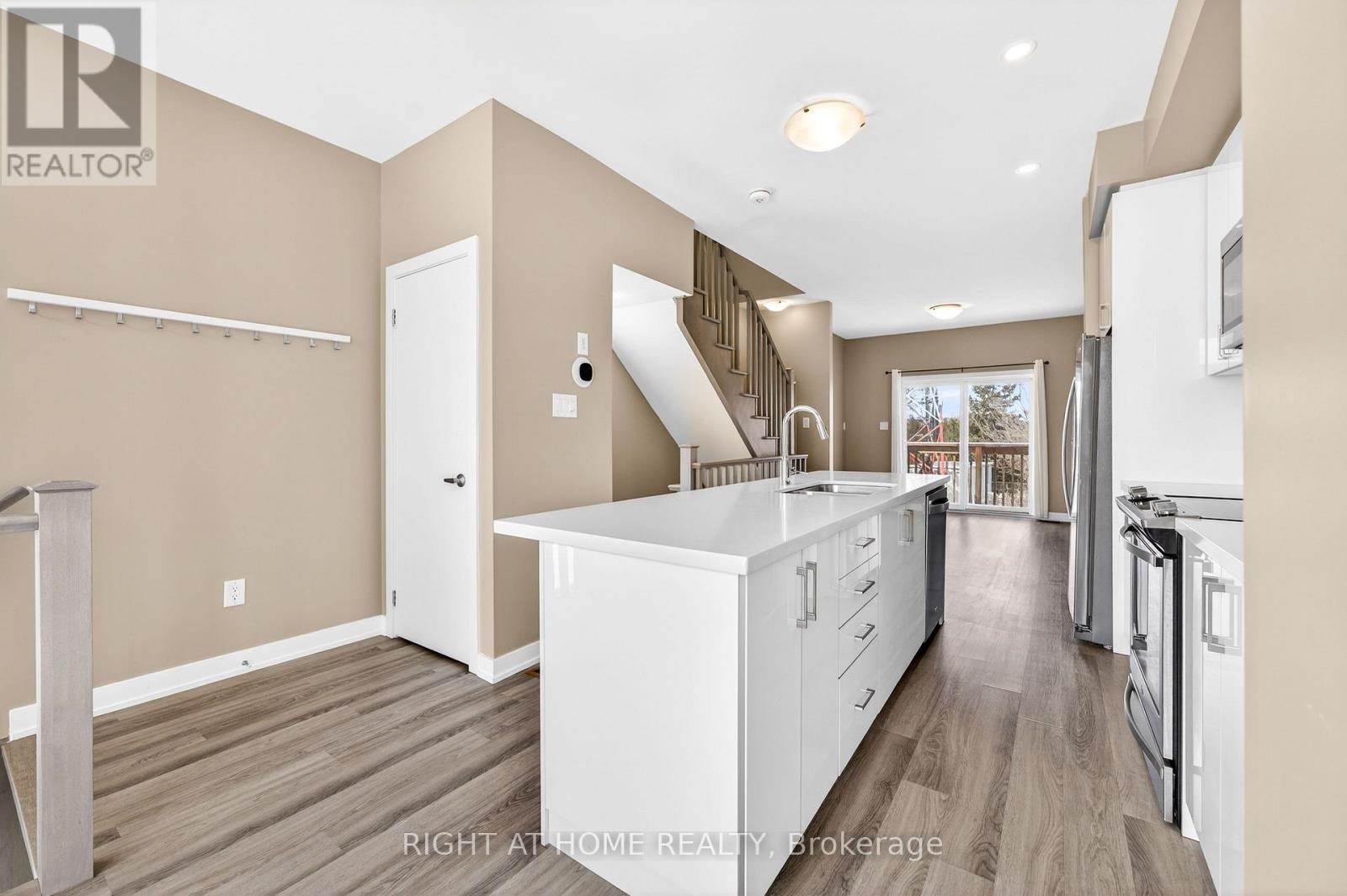 












48 MARKLE CRESCENT

,
Hamilton (Ancaster),




Ontario
L9G0H3

