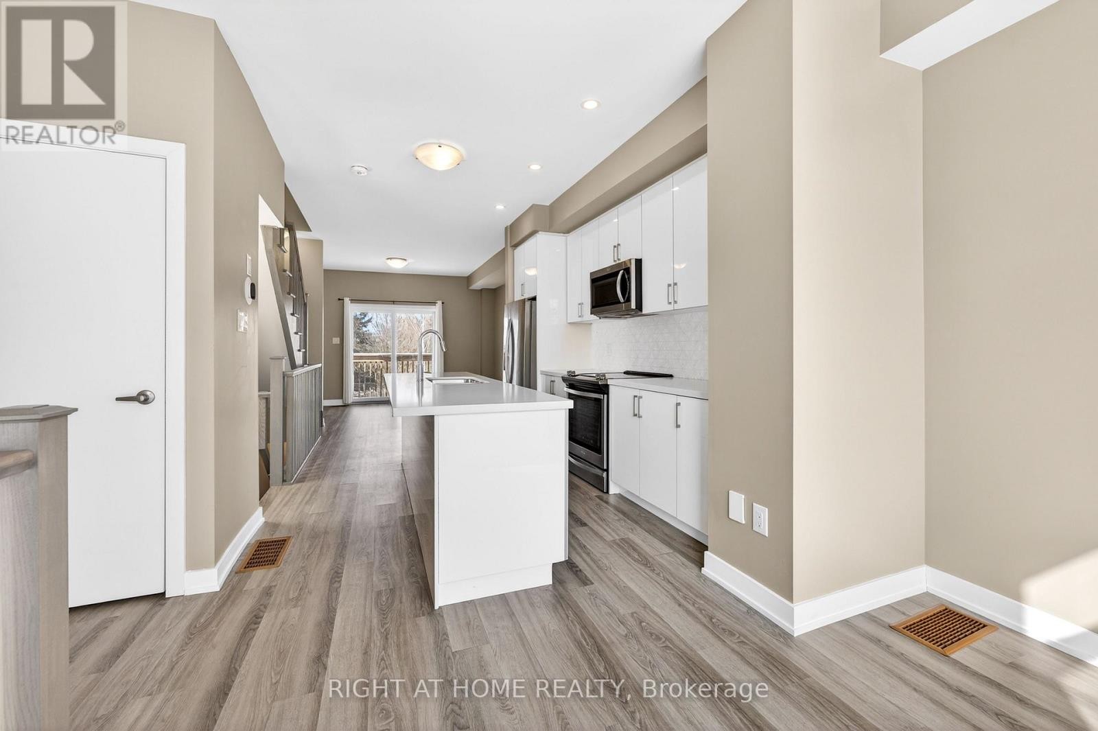 












48 MARKLE CRESCENT

,
Hamilton (Ancaster),




Ontario
L9G0H3

