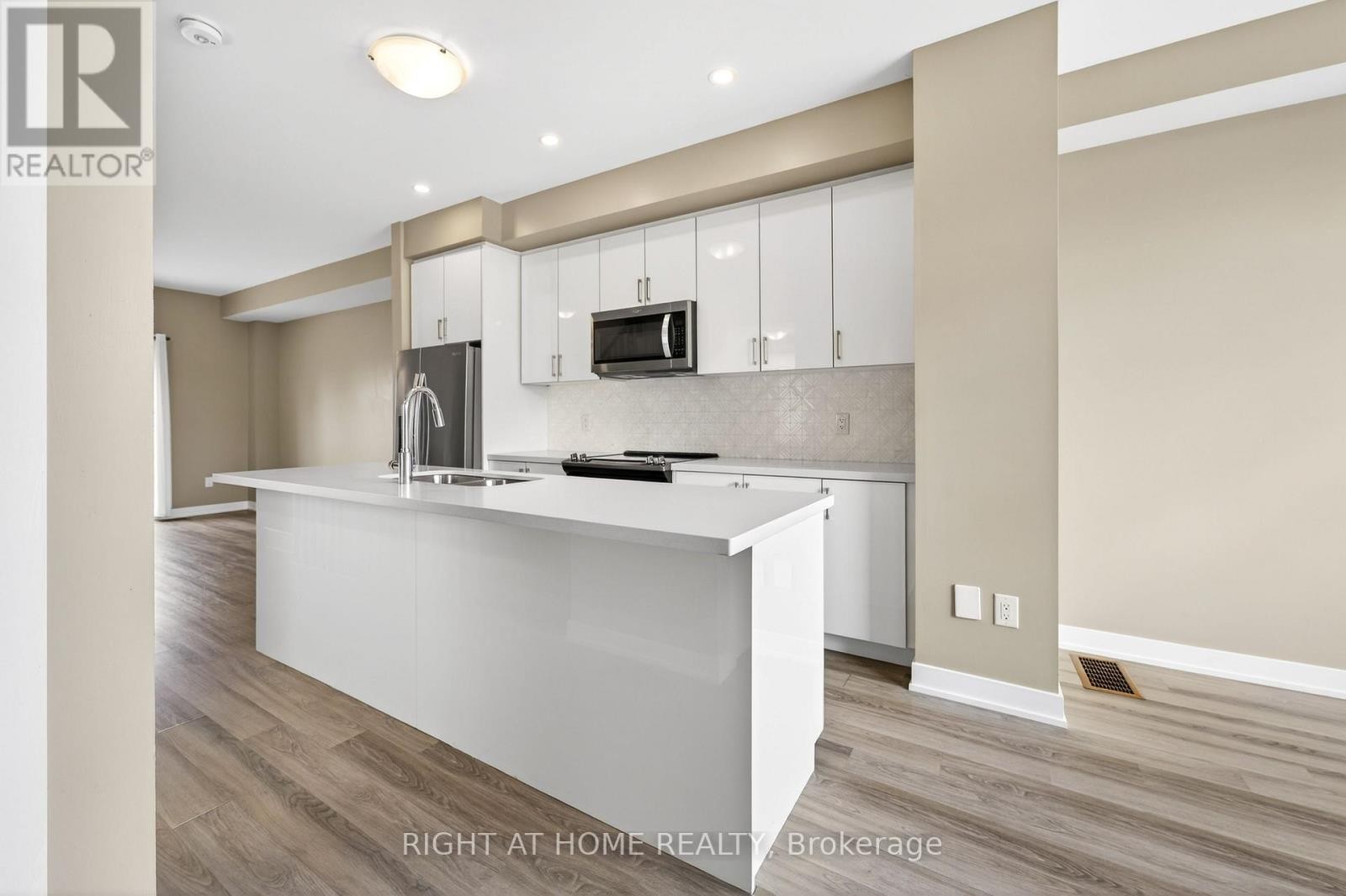 












48 MARKLE CRESCENT

,
Hamilton (Ancaster),




Ontario
L9G0H3

