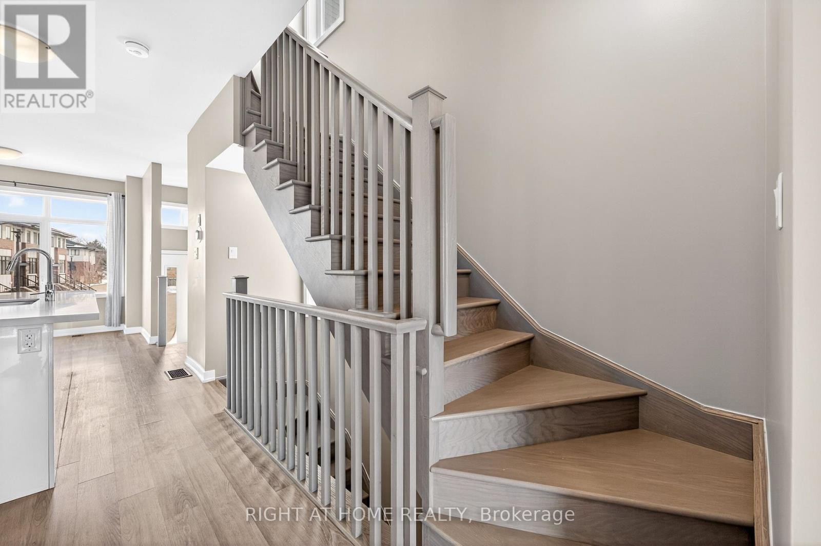 












48 MARKLE CRESCENT

,
Hamilton (Ancaster),




Ontario
L9G0H3

