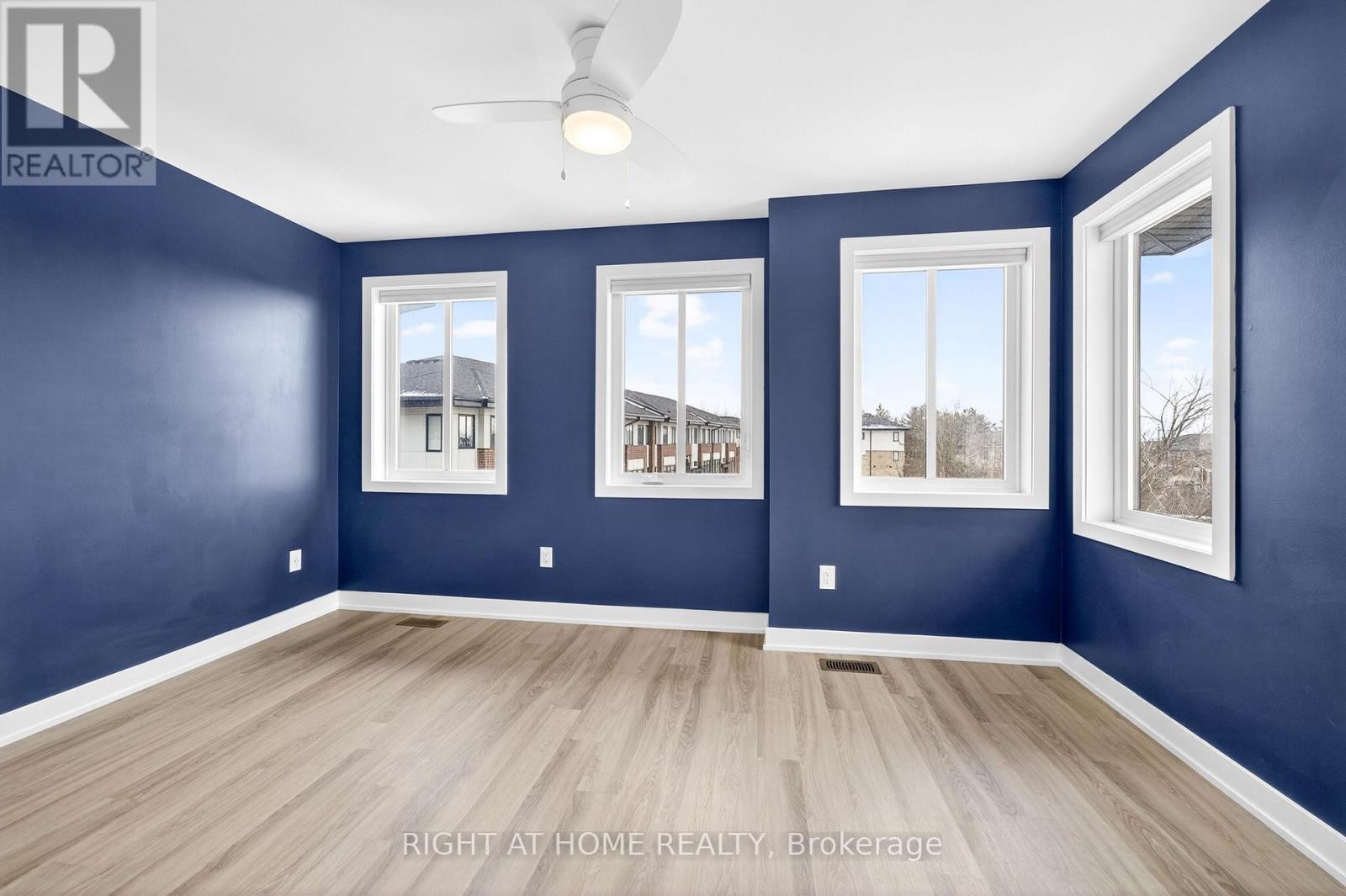 












48 MARKLE CRESCENT

,
Hamilton (Ancaster),




Ontario
L9G0H3

