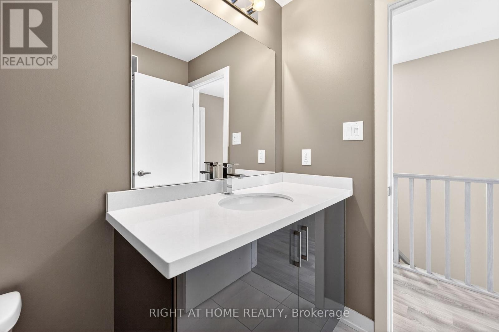 












48 MARKLE CRESCENT

,
Hamilton (Ancaster),




Ontario
L9G0H3

