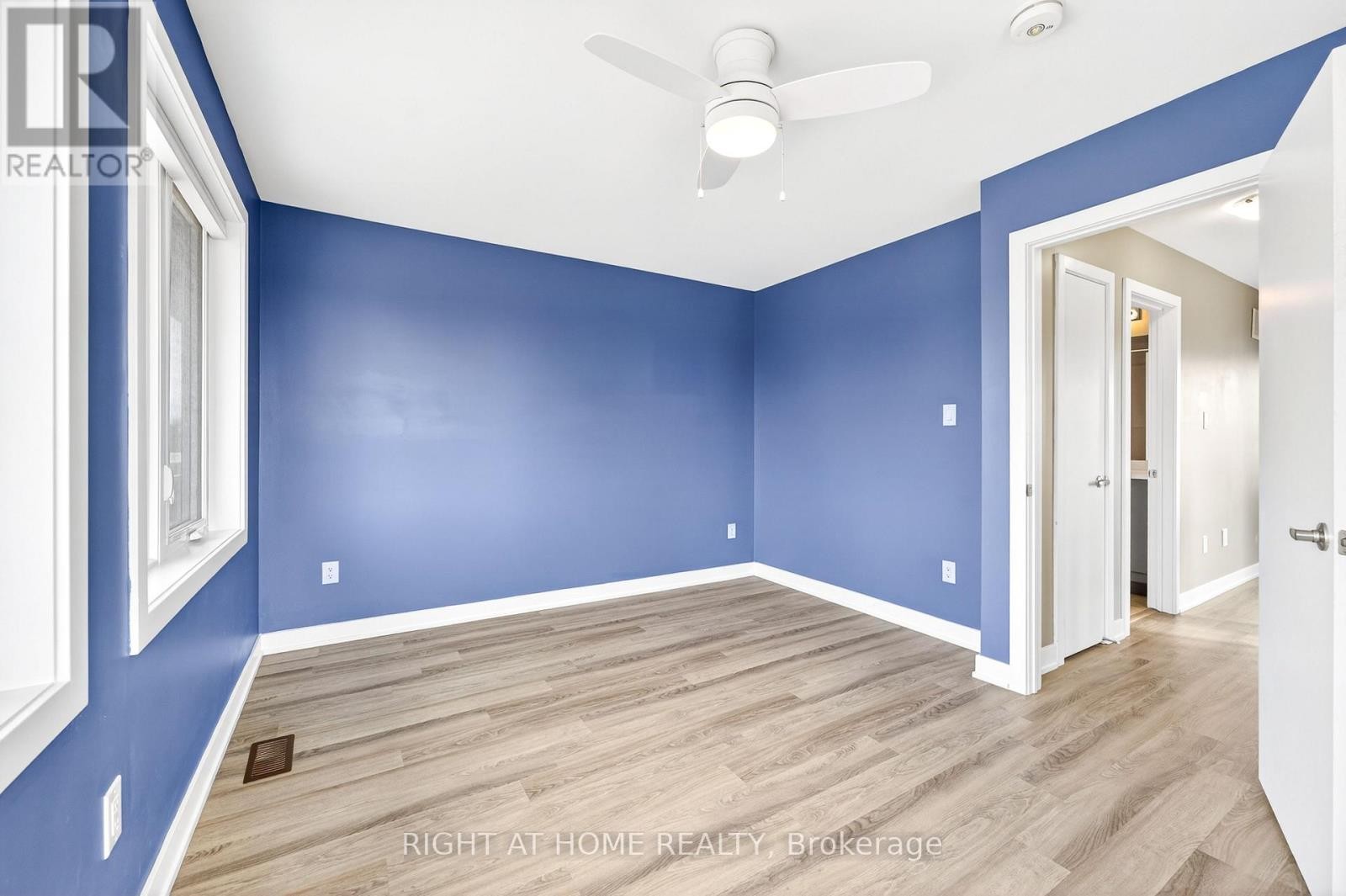 












48 MARKLE CRESCENT

,
Hamilton (Ancaster),




Ontario
L9G0H3

